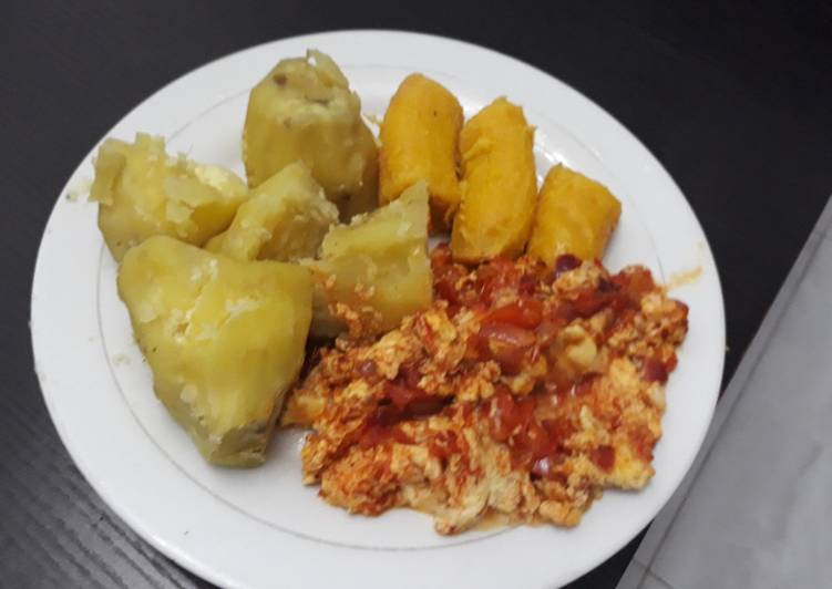 Recipe of Yummy Boiled plantain and potatoes with egg sauce