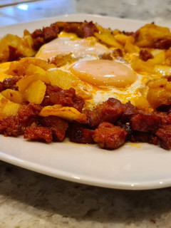 Una foto de Huevos rotos con chorizo