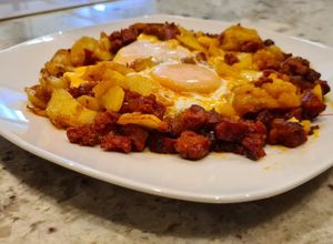 Foto principal de Huevos rotos con chorizo