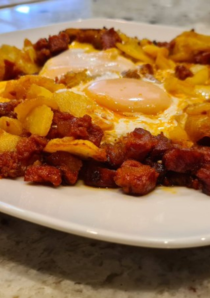 Una foto de Huevos rotos con chorizo