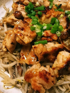 A picture of Chicken with Worcestershire Sauce Stir-Fry on Maitake Mushrooms and Bean Sprouts.