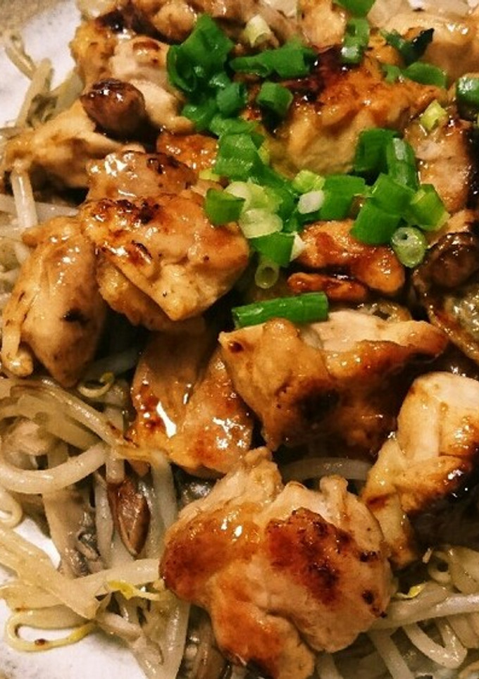 A picture of Chicken with Worcestershire Sauce Stir-Fry on Maitake Mushrooms and Bean Sprouts.