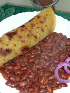 A picture of Chapati and beans.