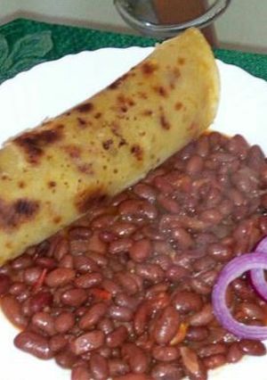 A picture of Chapati and beans.