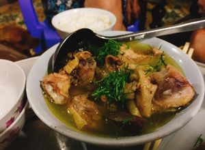 Hình của món Gà ta kho củ nén(ném, hành tăm) kiểu Nghệ Tĩnh.