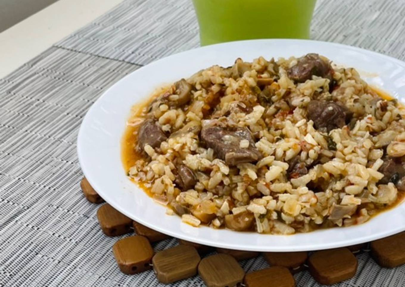 Arroz con solomillo, setas y almendras 🥘