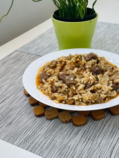 Una foto de Arroz con solomillo, setas y almendras 🥘