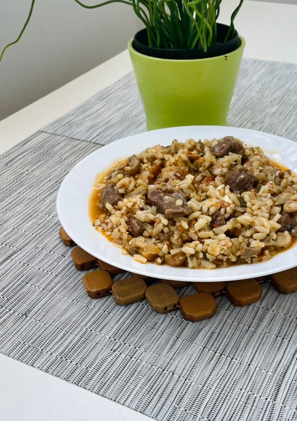 Una foto de Arroz con solomillo, setas y almendras 🥘