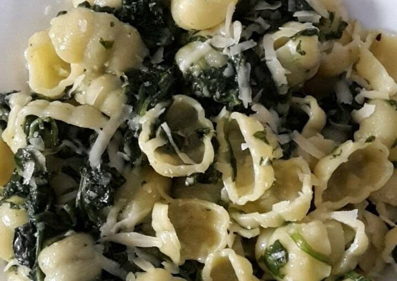 Pasta with garlic butter and spinach