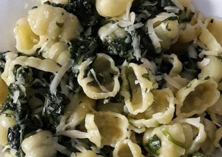 Steps to Prepare Homemade Garlic Butter And Spinach Pasta