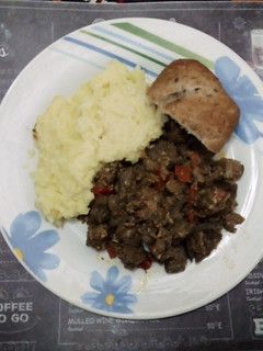 Una foto de Berenjena salteada con carne