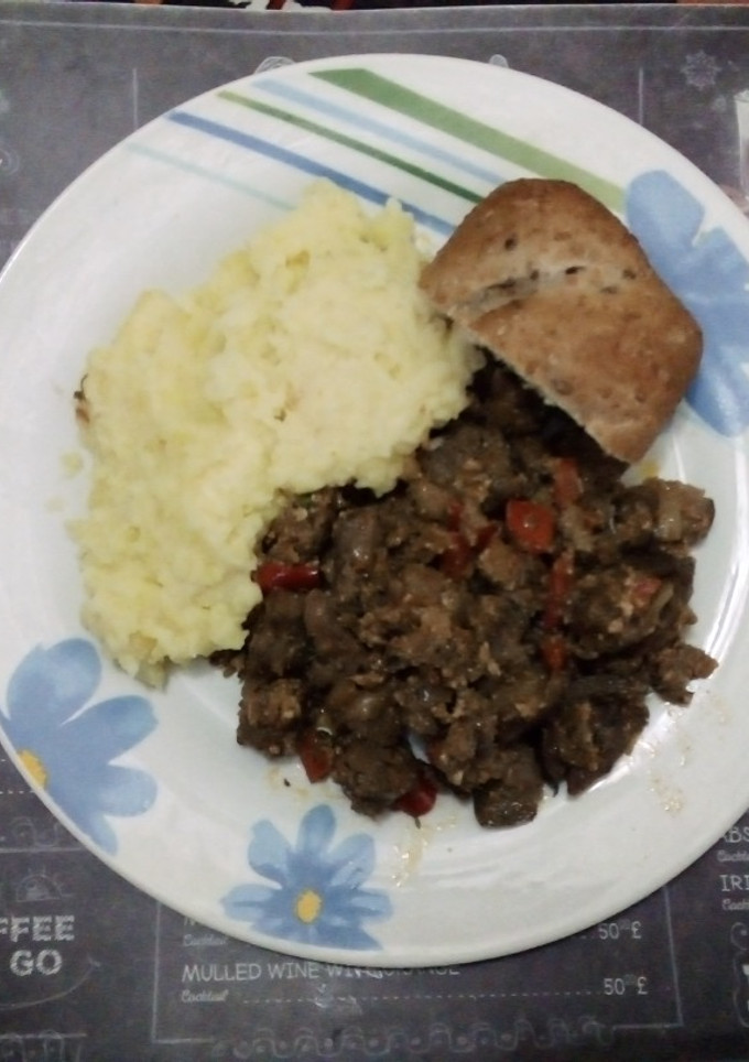 Una foto de Berenjena salteada con carne