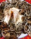 Champiñones con gulas y huevo escalfado