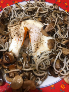 Una foto de Champiñones con gulas y huevo escalfado