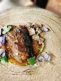 Carrilleras con mole, Robüchon de patata violeta y hongos