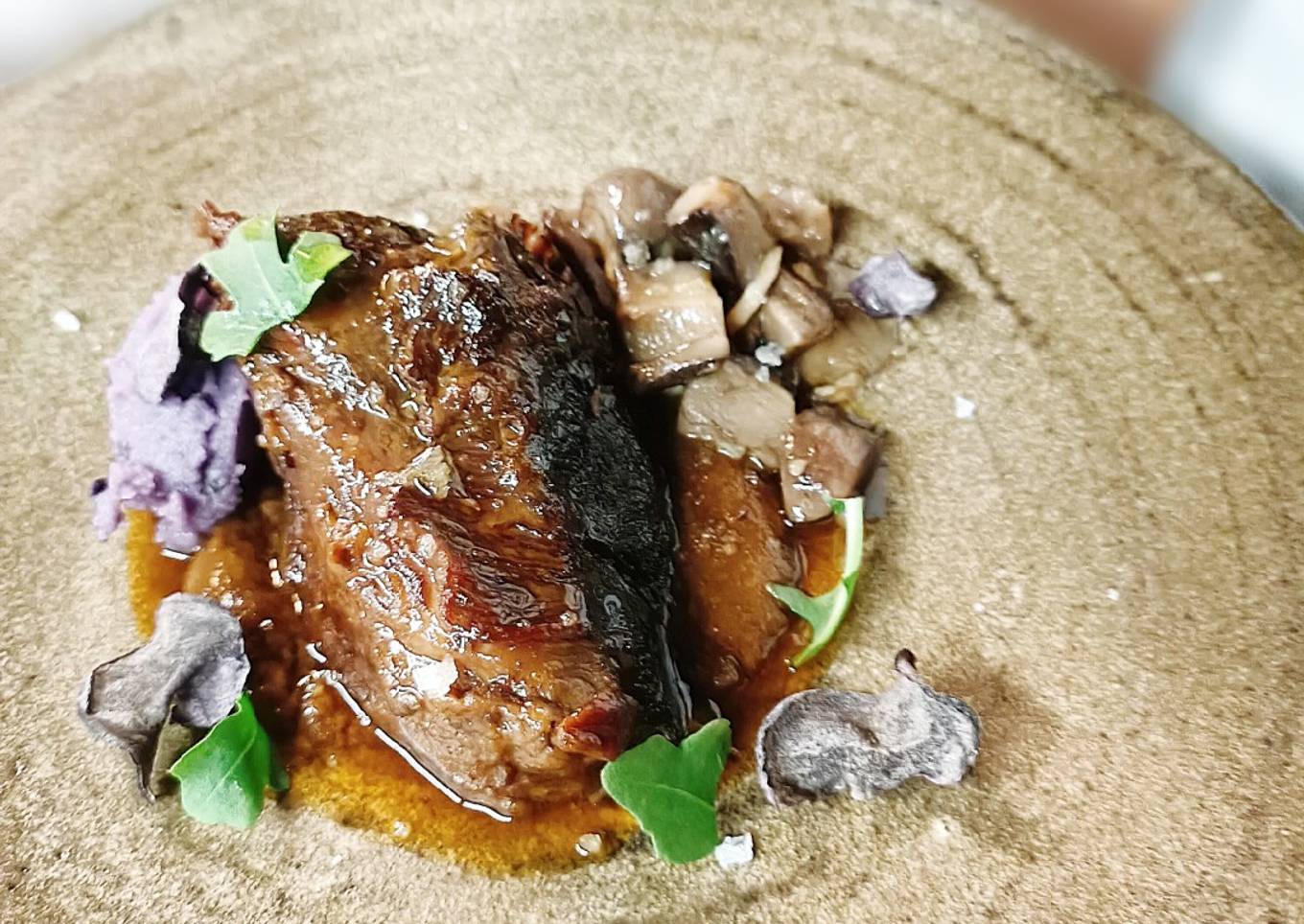 Carrilleras con mole, Robüchon de patata violeta y hongos