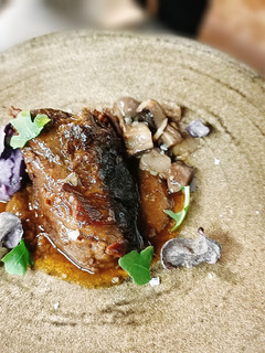 Foto principal de Carrilleras con mole, Robüchon de patata violeta y hongos