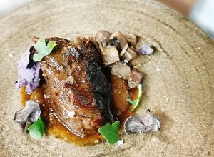 Foto principal de Carrilleras con mole, Robüchon de patata violeta y hongos