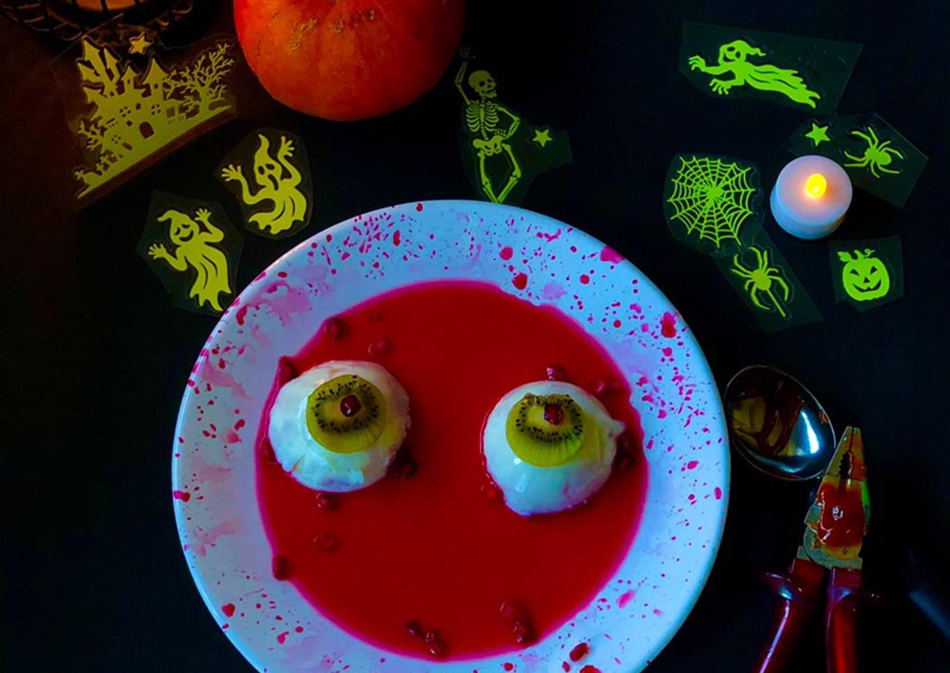 Coconut milk pudding with pomegranate juice
