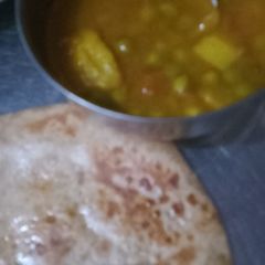 A picture of Aloo matar.