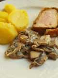 Putenbrustfilet "Wellington" mit Pilzsauce und Kartoffeln