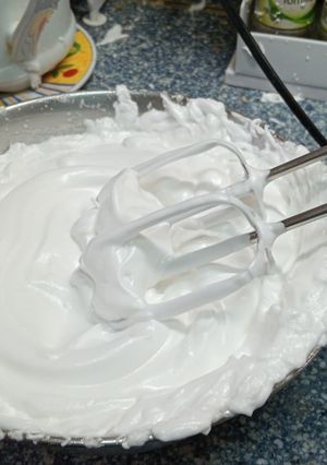 Una foto de Merengue Italiano 🇮🇹🤌Del pastelero Gasparini en Meiringen (de ahí merengue), Suiza sobre el año 1700