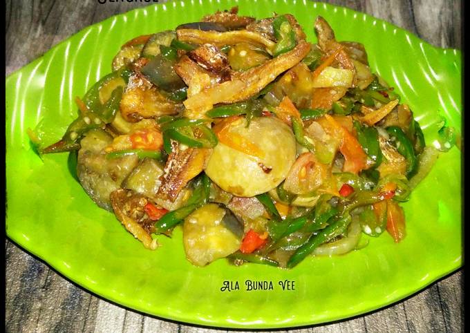 Anti Ribet, Buat Tumis Ikan Asin Terong Jengkol Kekinian