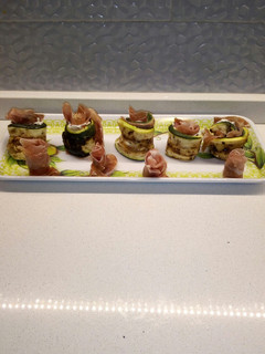 Foto di Rotolini di zucchine con Philadelphia e crudo