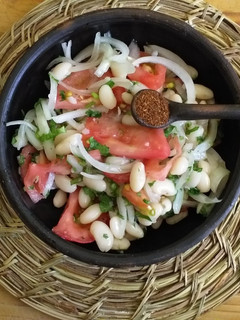 Una foto de Porotos con ensalada a la chilena