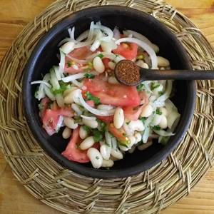 Porotos con ensalada a la chilena