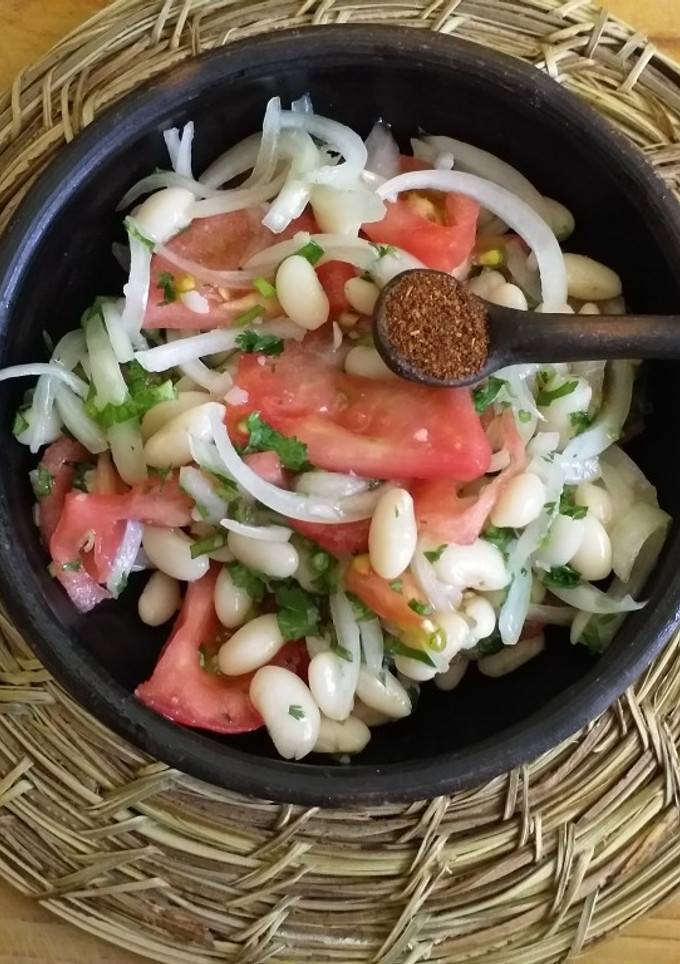 Una foto de Porotos con ensalada a la chilena