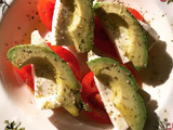 Ensalada de aguacate con tomate y queso Burgos