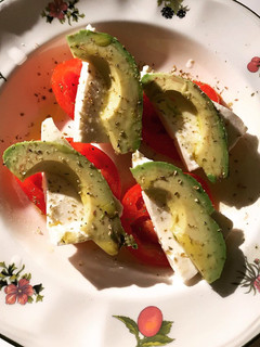Una foto de Ensalada de aguacate con tomate y queso Burgos