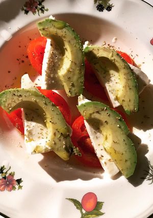 Una foto de Ensalada de aguacate con tomate y queso Burgos