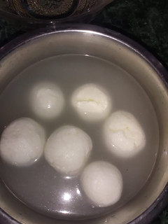 रसगुल्ला(Rasgulla recipe in Hindi) रेसिपी मुख्य फोटो