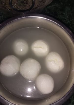 रसगुल्ला(Rasgulla recipe in Hindi) रेसिपी मुख्य फोटो