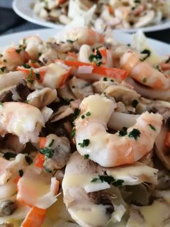 Una foto de Ensalada de repollo con marisco y salsa de mango