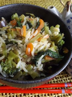 Una foto de Verduras variadas de estación con arroz al estilo chino