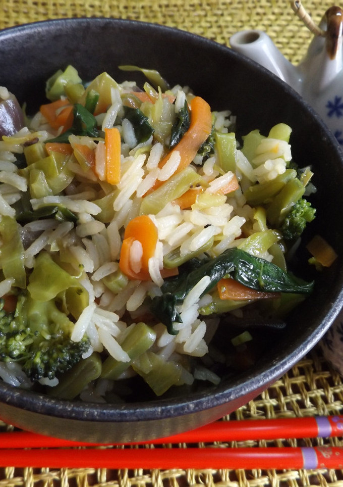 Una foto de Verduras variadas de estación con arroz al estilo chino