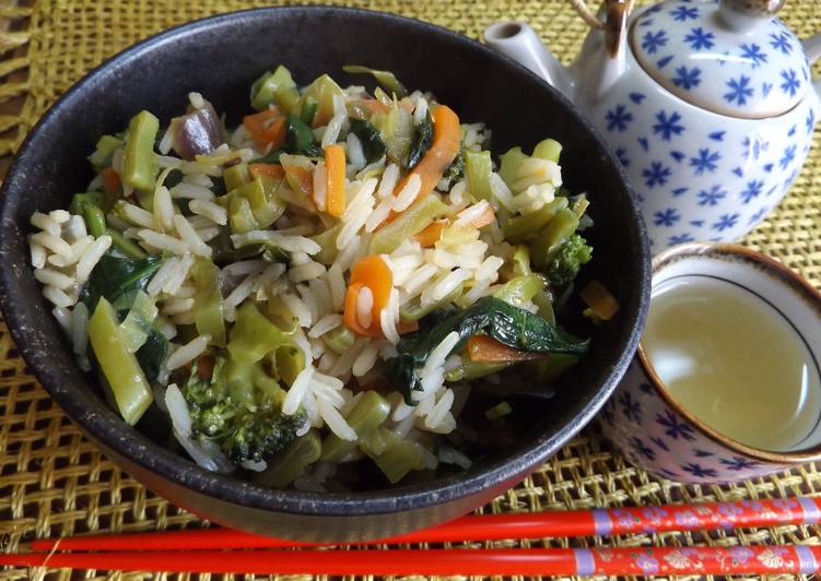 Verduras variadas de estación con arroz al estilo chino