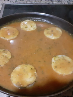 Una foto de Medallones de merluza con salsa de tomate y pimiento rojo