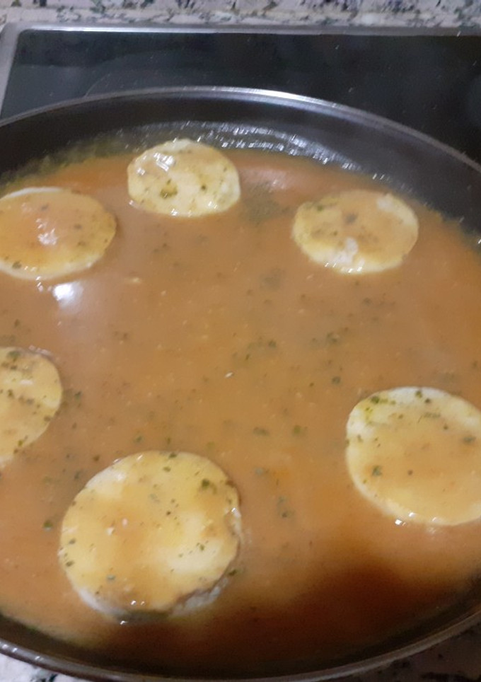Una foto de Medallones de merluza con salsa de tomate y pimiento rojo