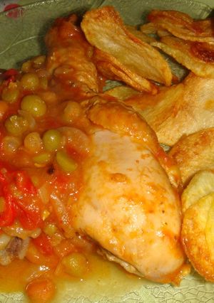 Una foto de Pollo a la portuguesa con papas españolas 