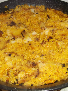 Una foto de Paella de coliflor y ajos tiernos
