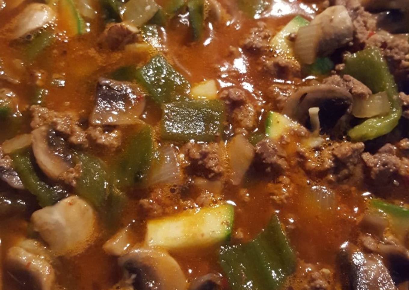 Carne molida con chiles poblanos, hongos y calabacita