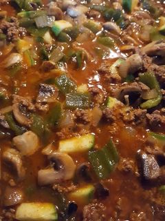 Una foto de Carne molida con chiles poblanos, hongos y calabacita