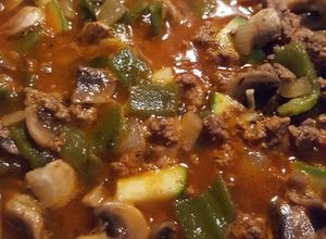 Una foto de Carne molida con chiles poblanos, hongos y calabacita