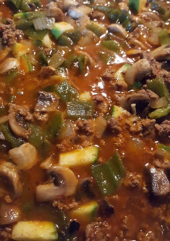 Una foto de Carne molida con chiles poblanos, hongos y calabacita