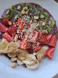 Acai-Bowl mit Früchten (vegan)