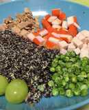 Salteado de quinoa con atún, guisantes, pavo y cangrejo